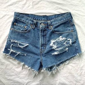 Levi’s Distressed Denim Cutoff Shorts 32 Medium Wash